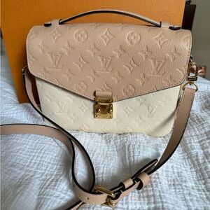 Louis Vuitton Pochette Métis Beige Rose Creme Empriente Leather